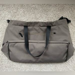 Everlane ReNew Transit Weekender Bag
Warm Charcoal color